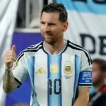 Argentínčan Lionel Messi reaguje na svoj tretí gól počas futbalového zápasu v Kansas City.