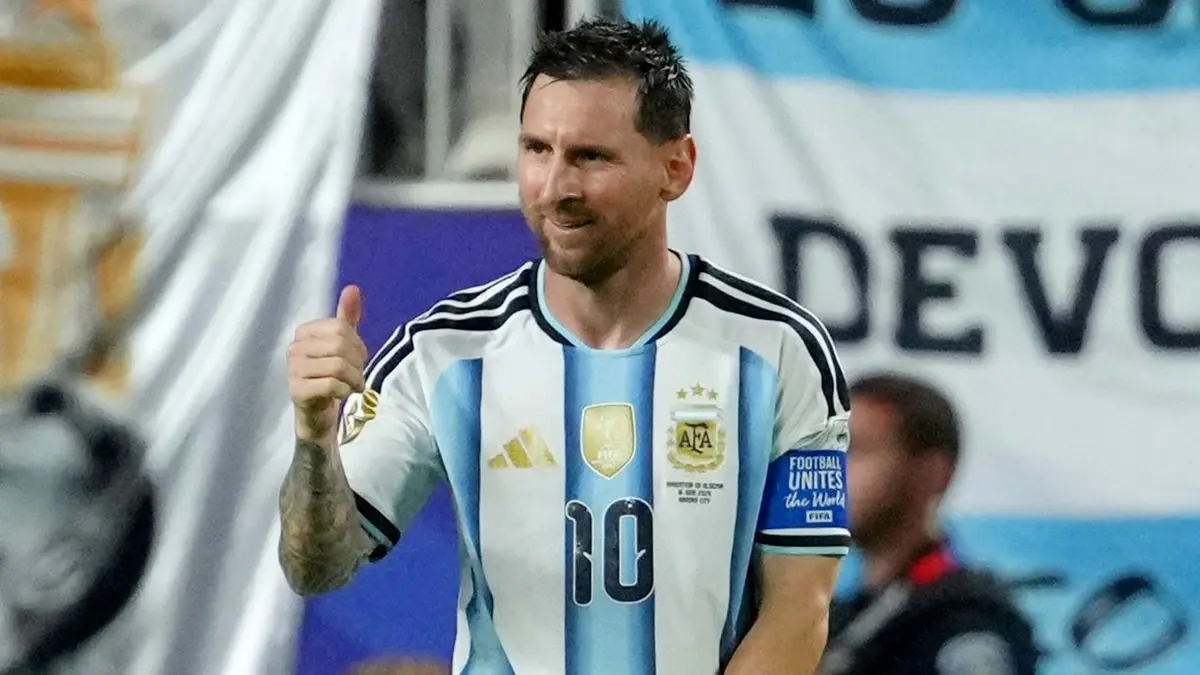 Argentínčan Lionel Messi reaguje na svoj tretí gól počas futbalového zápasu v Kansas City.