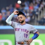 29. júna 2026; Toronto, Ontario, CAN; Tretí základný hráč New York Mets Bo Bichette (19) uznal potlesk fanúšikov po tom, čo si pozrel video, kde si vzdával poctu predtým, ako hral za svoj bývalý klub Toronto Blue Jays v Rogers Centre. Povinný kredit: Dan Hamilton-Imagn Images