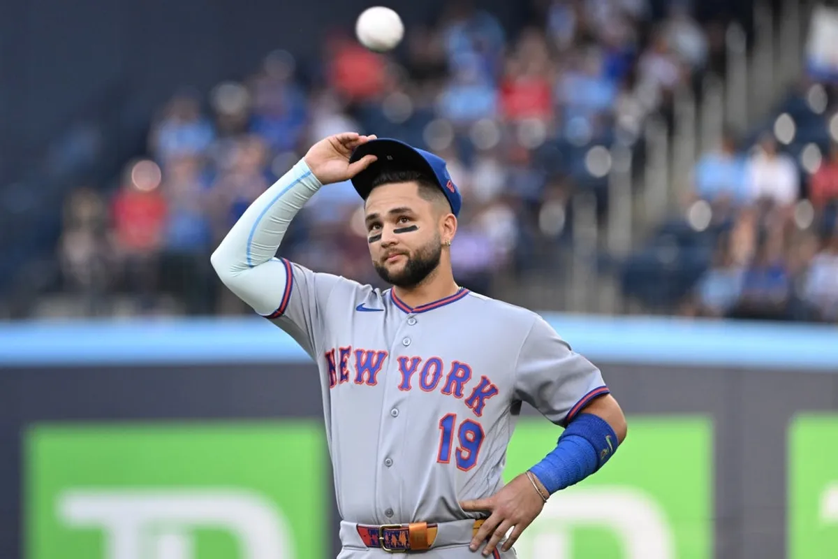 29. júna 2026; Toronto, Ontario, CAN; Tretí základný hráč New York Mets Bo Bichette (19) uznal potlesk fanúšikov po tom, čo si pozrel video, kde si vzdával poctu predtým, ako hral za svoj bývalý klub Toronto Blue Jays v Rogers Centre. Povinný kredit: Dan Hamilton-Imagn Images