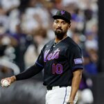 Marcus Semien z New York Mets drží bejzbal na Citi Field.