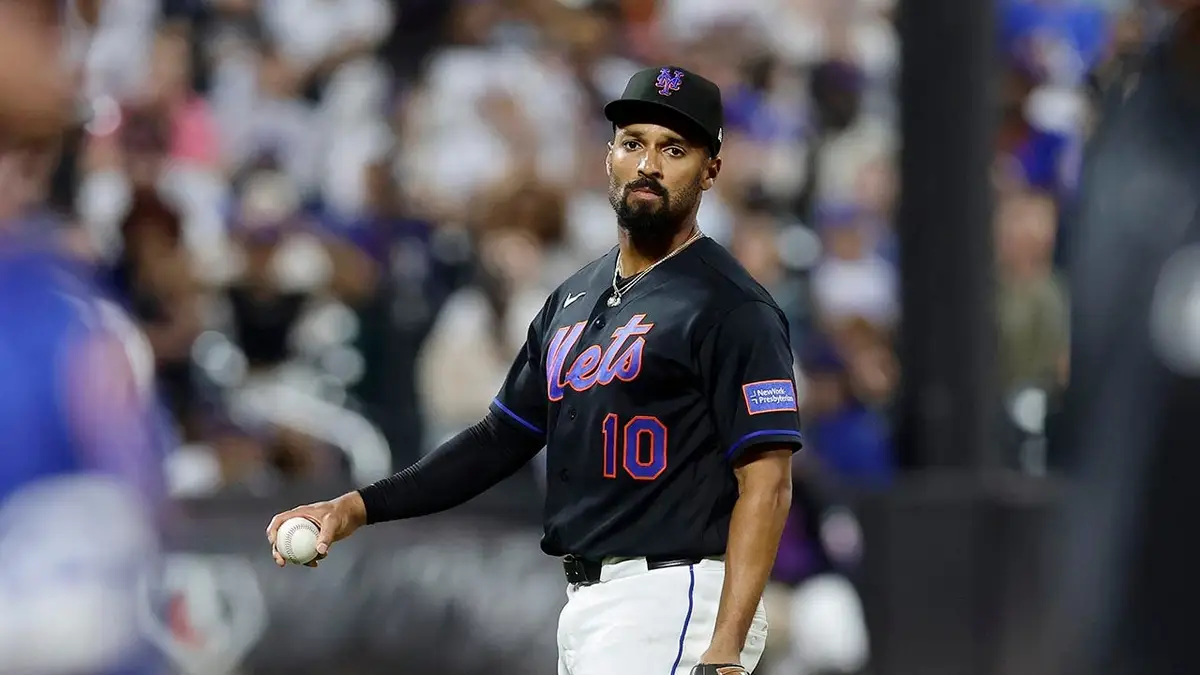 Marcus Semien z New York Mets drží bejzbal na Citi Field.