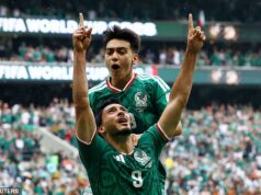 Mexiko 2:0 Južná Afrika: Boli TRI červené karty, ale úvodný zápas majstrovstiev sveta bol o Raulovi Jimenezovi, píše OLIVER HOLT – ako hviezda vryla svoje meno do bohatej histórie Aztéky v búrlivom večierku Raul Jimenez strelil emotívny druhý gól Mexika pri výhre 2:0 nad Juhoafrickou republikou v úvodnom zápase majstrovstiev sveta.
