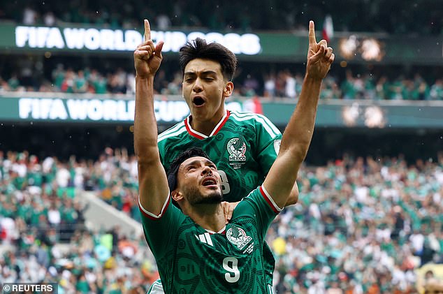 Mexiko 2:0 Južná Afrika: Boli TRI červené karty, ale úvodný Raul Jimenez strelil emotívny druhý gól Mexika pri výhre 2:0 nad Juhoafrickou republikou v úvodnom zápase majstrovstiev sveta.