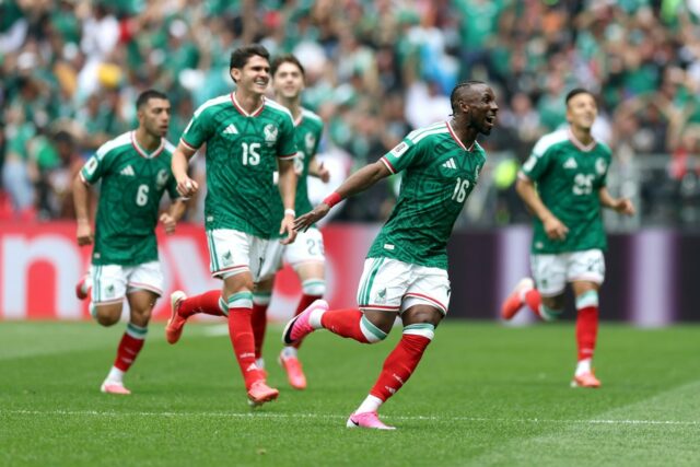 Mexiko deklasovalo Juhoafrickú republiku v otváracom zápase Svetového pohára na Estadio Azteca
