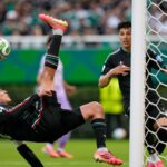 Mexičan Edson Álvarez upratal loptu z brány počas prvého polčasu proti Južnej Kórei na MS.