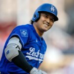 Shohei Ohtani obchádza tretiu základňu na Target Field v Minneapolise