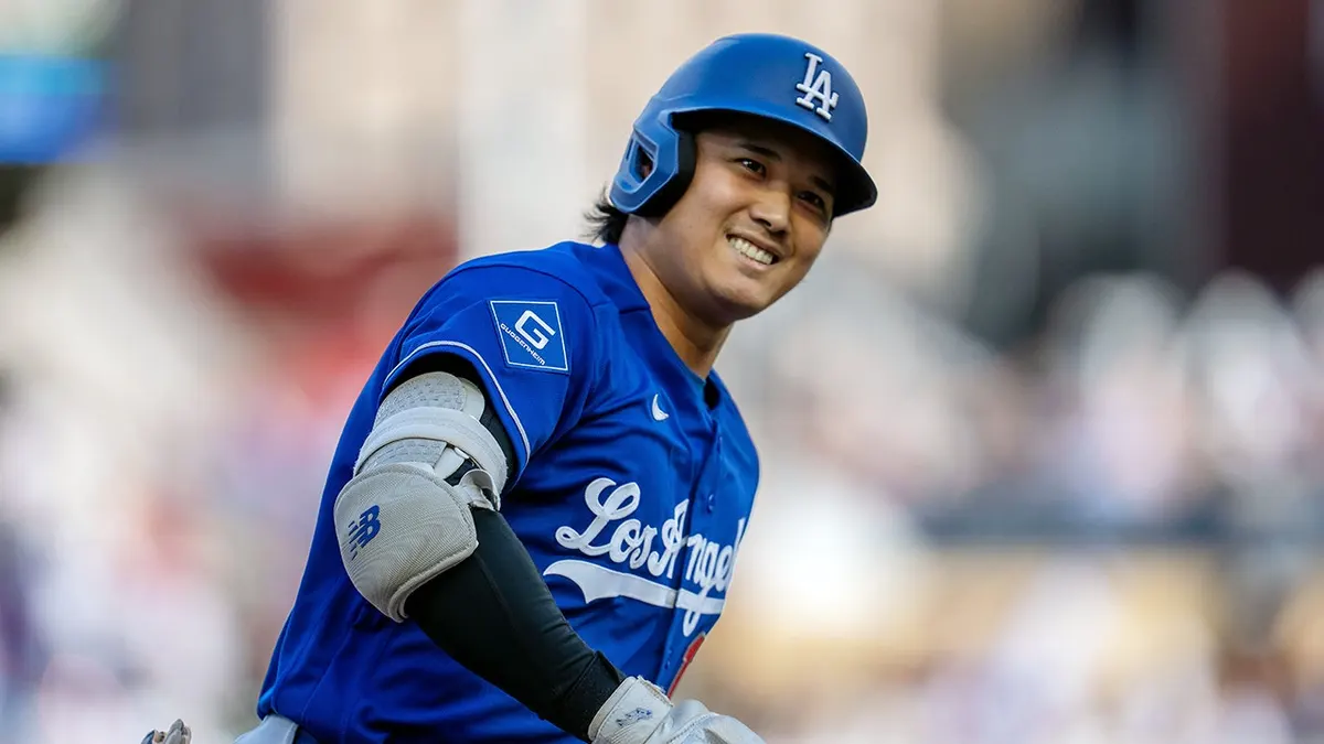 Shohei Ohtani obchádza tretiu základňu na Target Field v Minneapolise