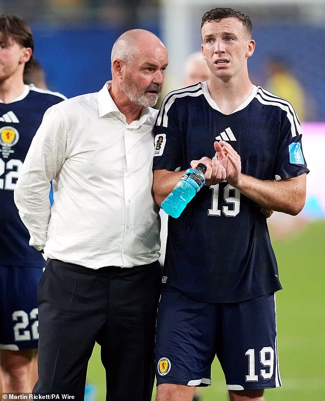 Steve Clarke ponúka slová povzbudenia Lewisovi Fergusonovi po prehre v Miami