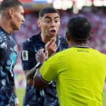 Miguel Almiron z Paraguaja dostal červenú kartu za zakrytie úst
