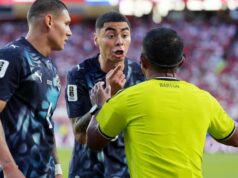 Miguel Almiron z Paraguaja dostal červenú kartu za zakrytie úst Miguel Almiron z Paraguaja dostal červenú kartu za zakrytie úst