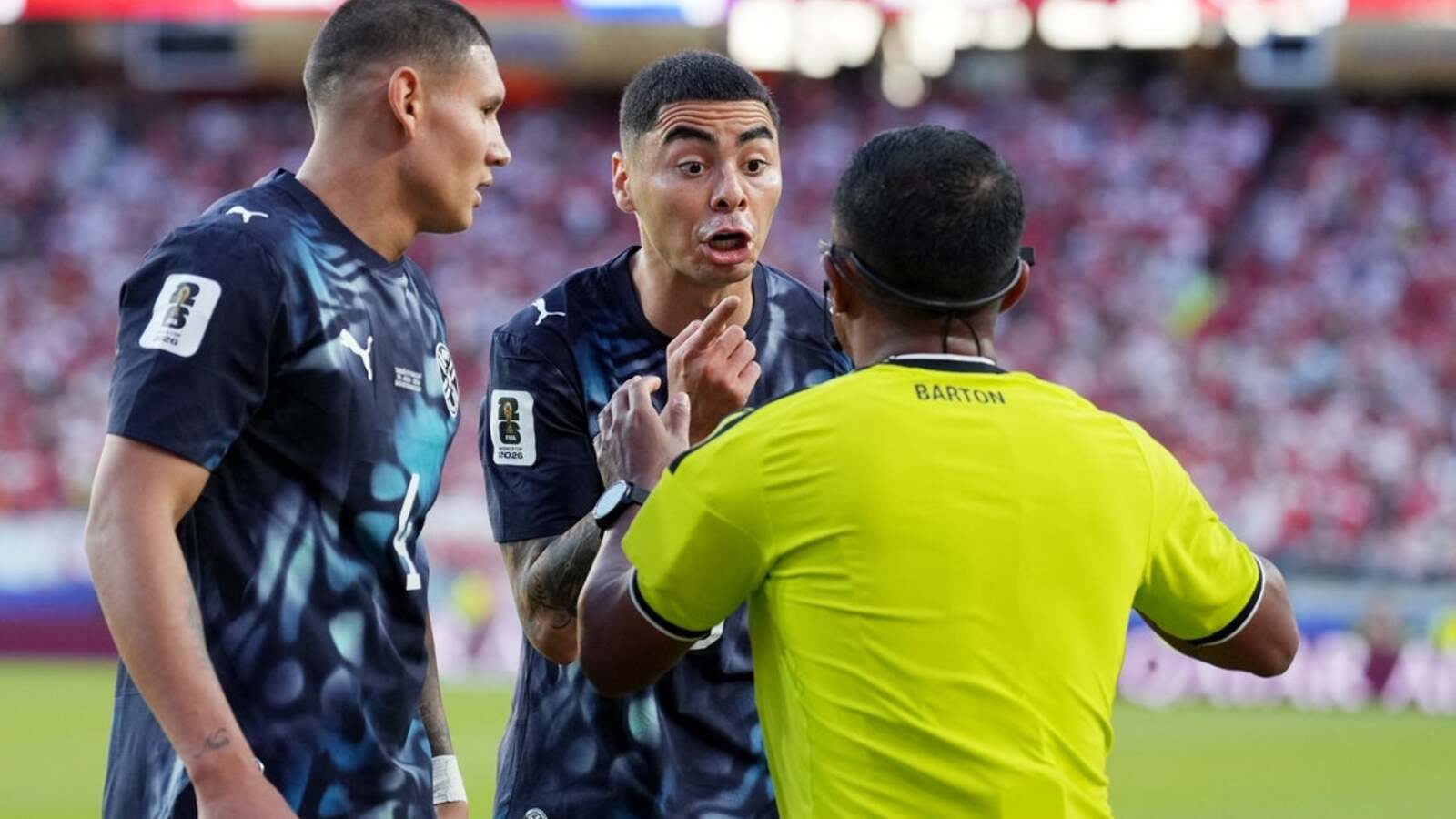 Miguel Almiron z Paraguaja dostal červenú kartu za zakrytie úst