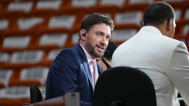 Mike Greenberg z ESPN kritizoval fanúšikov Knicks za hádzanie vajec Mike Greenberg z ESPN kritizoval fanúšikov Knicks za hádzanie vajec do Wembanyamy