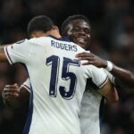 Bukayo Saka by sa v budúcej sezóne mohol spojiť s Morganom Rogersom v drese Arsenalu