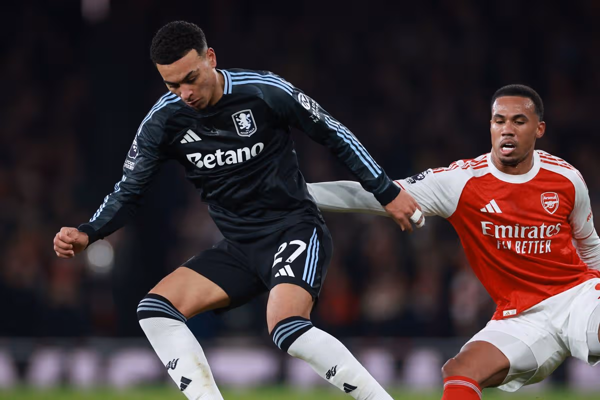 Morgan Rogers z Aston Villy pod tlakom Gabriela Magalhaesa z Arsenalu počas zápasu Premier League medzi Arsenalom a Aston Villou na Emirates Stadium 30. decembra 2025 v Londýne v Anglicku.