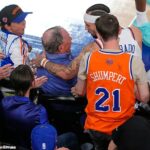 Strážca Knicks Jose Alvarado narazil v pondelok počas finále NBA do Michaela Bloomberga