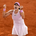 Ruska Mirra Andreeva reaguje po víťazstve počas semifinálového tenisového zápasu nad Ukrajinkou Martou Kostyuk na French Open v Paríži vo štvrtok 4. júna 2026.