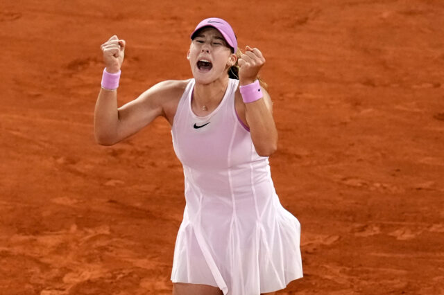 Ruska Mirra Andreeva reaguje po víťazstve počas semifinálového tenisového zápasu nad Ukrajinkou Martou Kostyuk na French Open v Paríži vo štvrtok 4. júna 2026. 