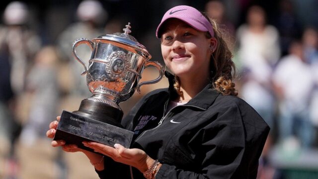 Mirra Andreeva vyhrala French Open, porazila Maju Chwalinsu v priamych setoch
