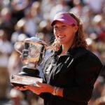 19-ročná Mirra Andreeva získala svoj prvý grandslamový titul a stala sa najmladšou ženskou šampiónkou French Open za posledných 34 rokov.