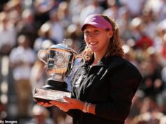 Mirra Andreeva vyhrala svoj prvý Grand Slam a ukončila rozprávkovú jazdu kvalifikantky Maje Chwalinskej – ako ruská tínedžerka ďakuje SEBE na slávnostnom odovzdávaní trofeje French Open 19-ročná Mirra Andreeva získala svoj prvý grandslamový titul a stala sa najmladšou ženskou šampiónkou French Open za posledných 34 rokov.