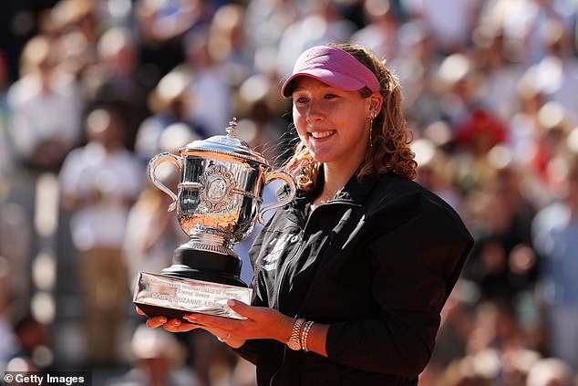 Mirra Andreeva vyhrala svoj prvý Grand Slam a ukončila rozprávkovú 19-ročná Mirra Andreeva získala svoj prvý grandslamový titul a stala sa najmladšou ženskou šampiónkou French Open za posledných 34 rokov.