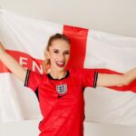 Keď sa Anglicko pripravuje toto leto vyvesiť vlajku na svetovej scéne, jedna študentka múzických umení v Leicesteri sa pripravuje podporiť svoju krajinu na dvoch veľmi odlišných globálnych podujatiach.