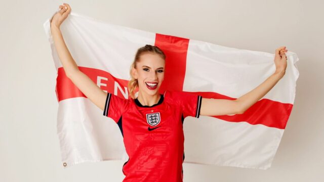 Miss Anglicko 'má cit' o troch levoch a posiela Harrymu Keď sa Anglicko pripravuje toto leto vyvesiť vlajku na svetovej scéne, jedna študentka múzických umení v Leicesteri sa pripravuje podporiť svoju krajinu na dvoch veľmi odlišných globálnych podujatiach.