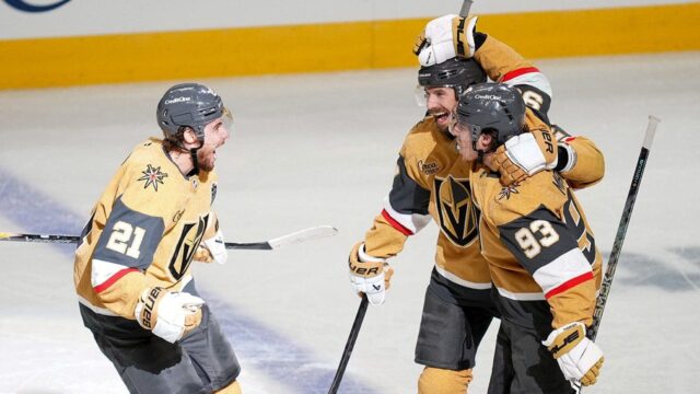 Mitch Marner dosiahol rekordný hetrik NHL, keď Golden Knights vyhrali Mitch Marner dosiahol rekordný hetrik NHL, keď Golden Knights vyhrali 3. zápas v 2OT
