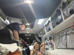 Mladý turista rozpráva o desivom momente, keď ho napadol žralok pri pobreží NSW – a ako sa mu podarilo dostať späť na pobrežie Alejo Santiñaque (na obrázku vpravo v sanitke) verejne hovoril o svojom desivom zážitku vo vode