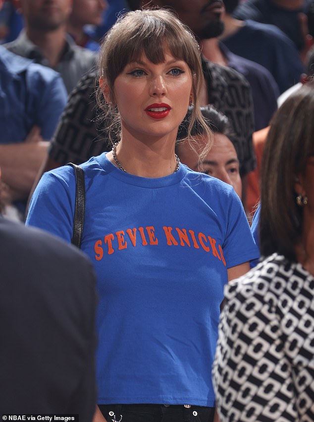Moderátor rádia Knicks sa zrútil po tom, čo ho zachytil Moderátor rádia Knicks sa náhodou stal virálnym na finále NBA, pretože napadol Taylor Swift