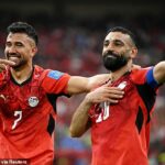 Mohamed Salah (vpravo) oslavuje s druhým strelcom Trezeguetom nedeľňajšie víťazstvo