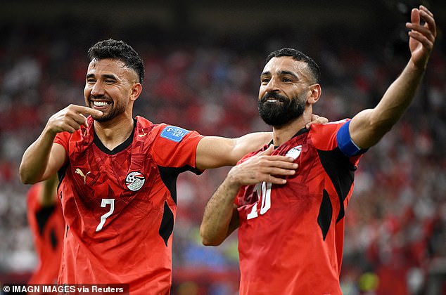 Mohamed Salah (vpravo) oslavuje s druhým strelcom Trezeguetom nedeľňajšie víťazstvo