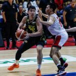 Calvin Oftana z TNT Tropang 5G počas zápasu proti Barangay Ginebra Gin Kings vo finále PBA Commissioner's Cup.