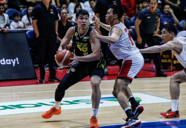 Calvin Oftana z TNT Tropang 5G počas zápasu proti Barangay Ginebra Gin Kings vo finále PBA Commissioner's Cup. 