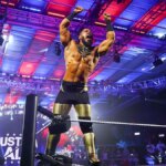 Mustafa Ali vstupuje do arény vo WWE Performance Center v Orlande na Floride