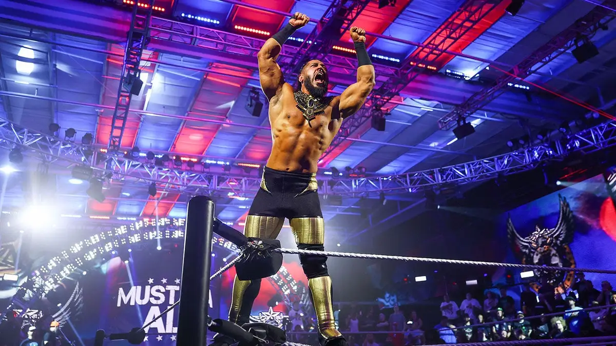 Mustafa Ali vstupuje do arény vo WWE Performance Center v Orlande na Floride