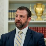 Muž spojený priamo s IRGC sa v sobotu pokúsil vstúpiť do Spojených štátov s iránskym futbalovým tímom, uviedol minister pre vnútornú bezpečnosť Markwayne Mullin (na obrázku).