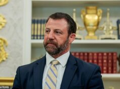 Muž s väzbami na iránsku národnú gardu sa pokúsil vstúpiť do USA s tímom majstrovstiev sveta, odhaľuje Markwayne Mullin Muž spojený priamo s IRGC sa v sobotu pokúsil vstúpiť do Spojených štátov s iránskym futbalovým tímom, uviedol minister pre vnútornú bezpečnosť Markwayne Mullin (na obrázku).