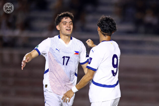 Filipínsky mužský futbalový tím v akcii počas Tri-Nation Friendlies na Rizal Memorial Stadium. 