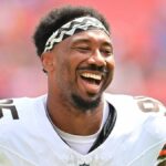 23. augusta 2025; Cleveland, Ohio, USA; Defenzíva Cleveland Browns Myles Garrett (95) opúšťa ihrisko pred zápasom medzi Browns a Los Angeles Rams na Huntington Bank Field. Povinný kredit: Ken Blaze-Imagn Images