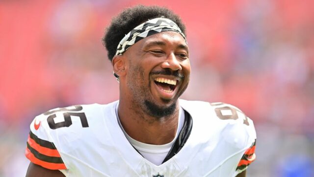 23. augusta 2025; Cleveland, Ohio, USA; Defenzíva Cleveland Browns Myles Garrett (95) opúšťa ihrisko pred zápasom medzi Browns a Los Angeles Rams na Huntington Bank Field. Povinný kredit: Ken Blaze-Imagn Images