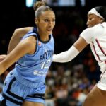 2. júna 2026; Washington, District of Columbia, USA; Strážca Chicago Sky Sydney Taylor (12) prechádza okolo strážkyne Washington Mystics Cotie McMahon (23) počas prvého polčasu v CareFirst Arena. Povinný kredit: Daniel Kucin Jr.-Imagn Images