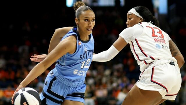 2. júna 2026; Washington, District of Columbia, USA; Strážca Chicago Sky Sydney Taylor (12) prechádza okolo strážkyne Washington Mystics Cotie McMahon (23) počas prvého polčasu v CareFirst Arena. Povinný kredit: Daniel Kucin Jr.-Imagn Images