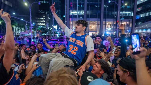 NYPD zrušila zákaz sledovania párty mimo MSG pre Knicks NBA NYPD zrušila zákaz sledovania párty mimo MSG pre Knicks NBA Finals Game 1