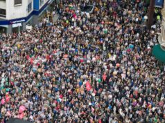 Na demonštrácii proti rasizmu v Belfaste sa zúčastňujú tisíce ľudí Protesty Na demonštrácii proti rasizmu v Belfaste sa zúčastňujú tisíce ľudí Protesty