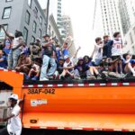 Na prehliadke New York Knicks nastáva chaos, pretože nespočetné množstvo fanúšikov nemôže vstúpiť