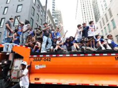 Na prehliadke New York Knicks nastáva chaos, pretože nespočetné množstvo fanúšikov nemôže vstúpiť Na prehliadke New York Knicks nastáva chaos, pretože nespočetné množstvo fanúšikov nemôže vstúpiť