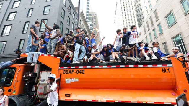 Na prehliadke New York Knicks nastáva chaos, pretože nespočetné množstvo fanúšikov nemôže vstúpiť
