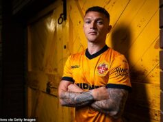 Nahnevaný Kieran Trippier zvažuje ZRUŠENIE zmluvy s Wolves s tým, že sa bráni pocitu, že ho „zradil“ prepustenie Roba Edwardsa – zatiaľ čo zdesené hviezdy kontaktovali šéfa po jeho šokujúcom odchode. Kieran Trippier (na snímke) zvažuje zrušenie zmluvy s Wolves len niekoľko dní po príchode do klubu